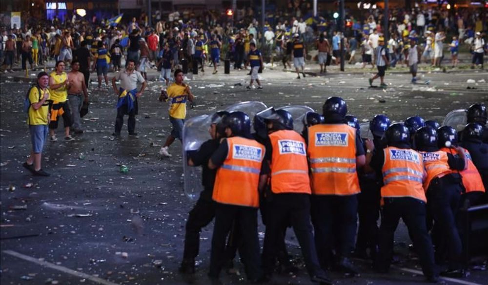 دماء العار تلطخ يورو فرنسا والصحف الفرنسية والبريطانية تندد