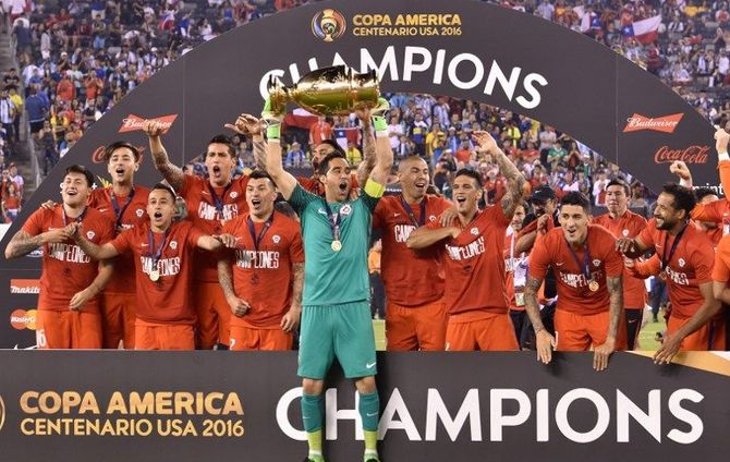 منتخب تشيلي يُسقط الأرجنتين ويُتوج بطلآ لكوبا أميركا