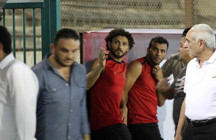 لاعبو الأهلي يغادرون النادي بعد اقتحام الأولتراس لمران الفريق