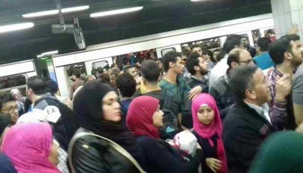 تعطل مترو الأنفاق بمحطة الشهداء وتكدس المواطنين