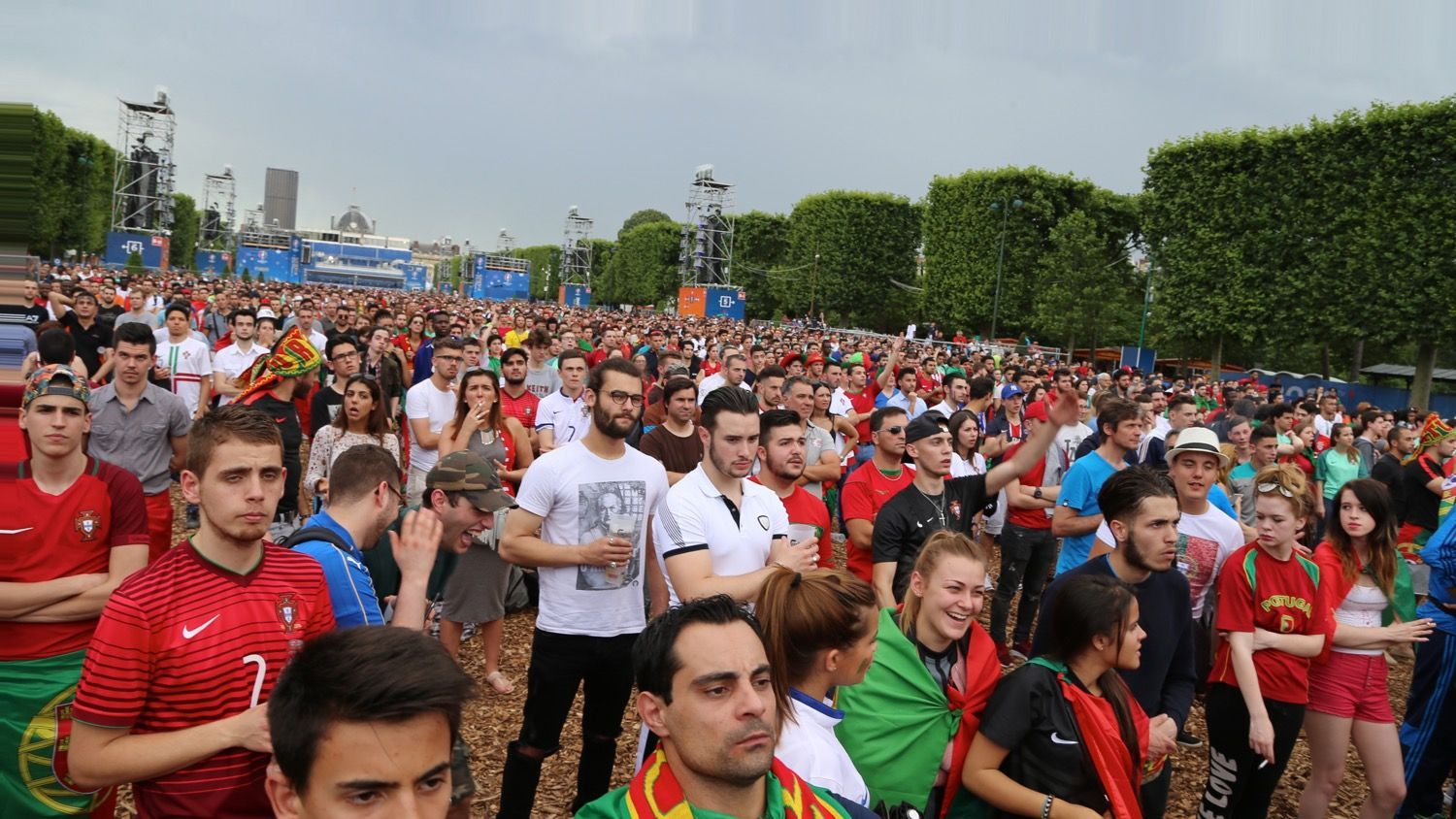 صور التوتر والإحباط والفرح التي مر بها مشجعو البرتغال اليوم