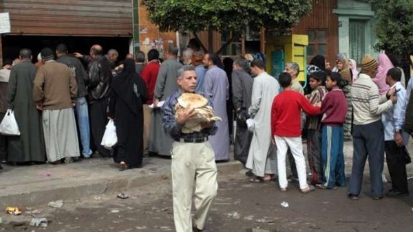 من أجل الزمالك .. صاحب مخبز بالوادي الجديد يوزع الخبز بالمجان على المواطنين