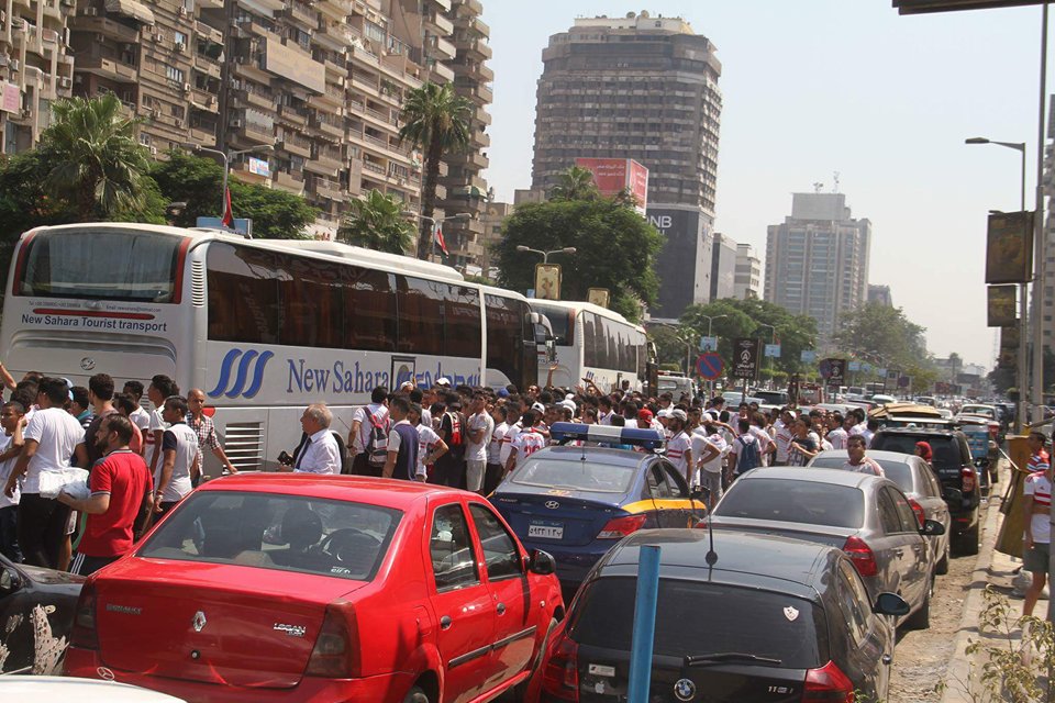 بالصور .. مرتضى منصور يتابع عملية حضور أعضاء النادي لمباراة صن داونز