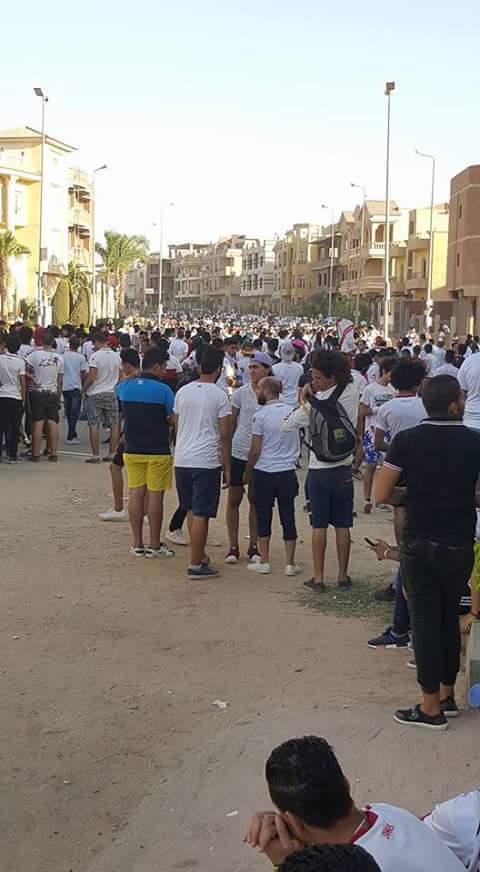 جماهير الزمالك تحتشد أمام ملعب بترو سبورت