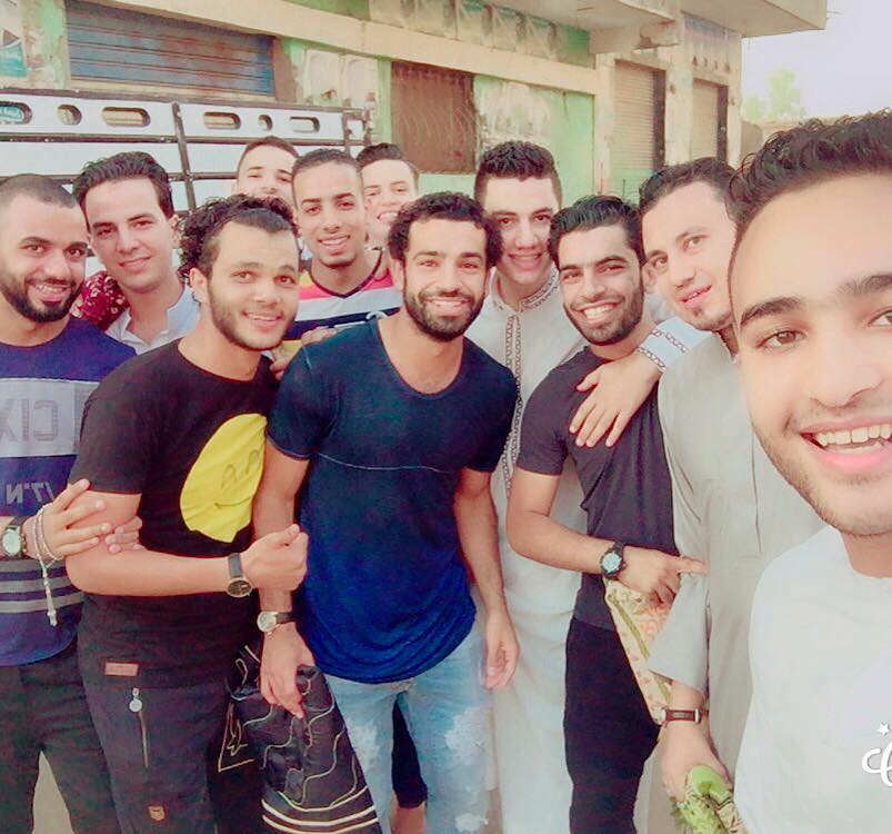 محمد صلاح يؤدي صلاة العيد مع أصدقائه بالغربية