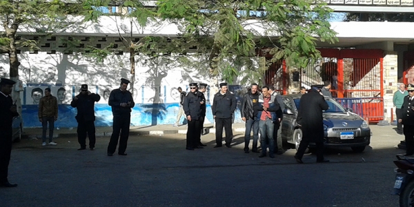 تعزيزات أمنية مكثفة حول النادي الأهلي