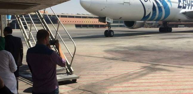 عاجل| وصول جثمان «زويل» إلى مطار القاهرة