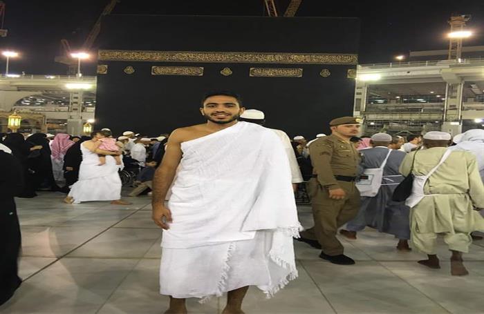 «كهربا» يؤدي مناسك العمرة