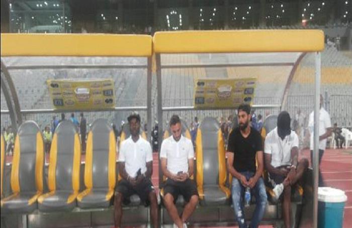 «ستانلي» يساند لاعبي الزمالك من على دكة البدلاء