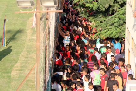 بالصور..التفاصيل الكاملة لإعتداء الأولتراس علي لاعبي الأهلي..وتجاهل الأمن