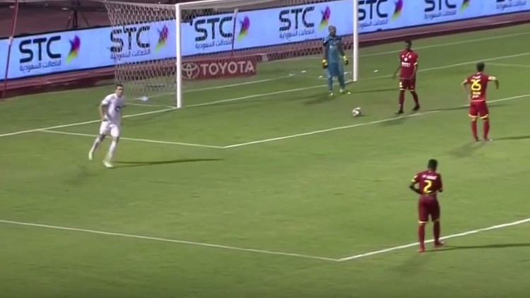 الهلال السعودي يستعيد توازنه ويفوز علي القادسية 1/2