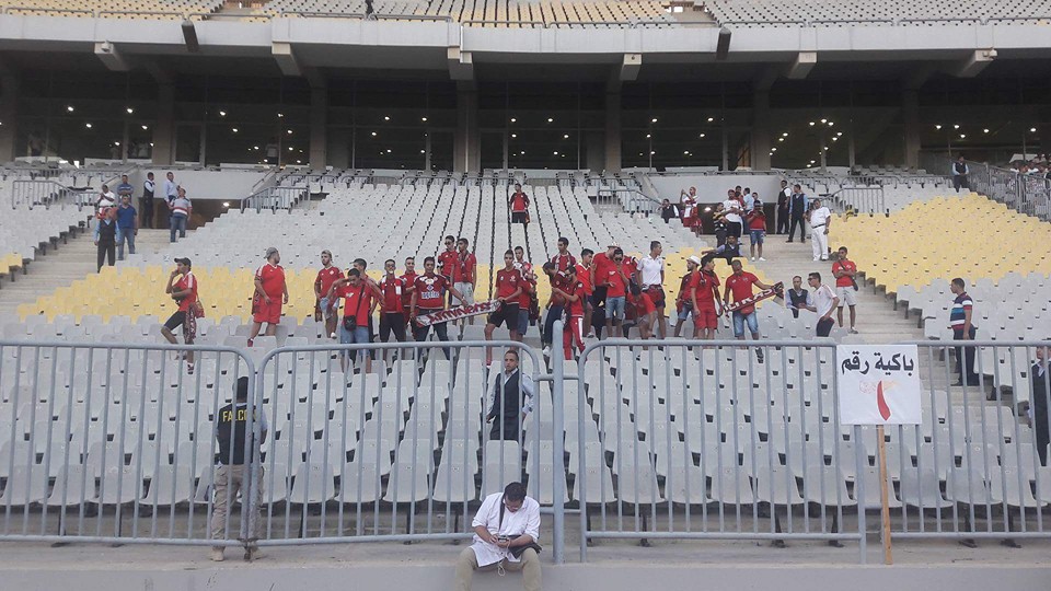 لفتة جميلة من جمهور الزمالك لجمهور الوداد المغربي في برج العرب