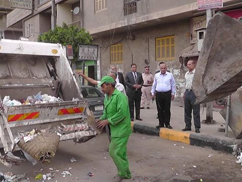 رفع مخلفات القمامة من شارع أحمد حلمى بـ”حي الساحل”