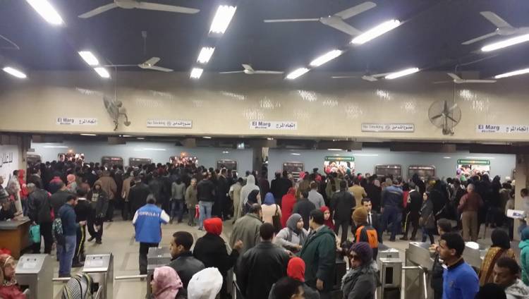 الخط الأول للمترو يتعطل نصف ساعة والركاب يتكدسون على الأرصفة