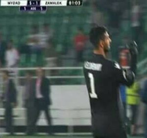 رصدت عدسات الكاميرات، صورة لأحمد الشناوي حارس مرمي الزمالك، أثناء تلويحه بإشارة خارجة لجماهير الوداد المغربي