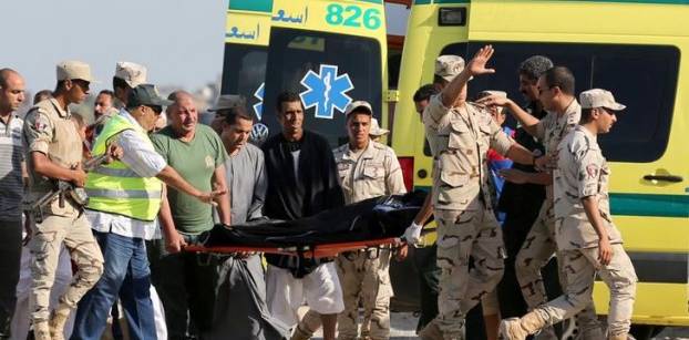 السيسي لشباب الهجرة غير الشرعية: سايبنا وماشي ليه؟ زعلت أهلك عليك ليه؟