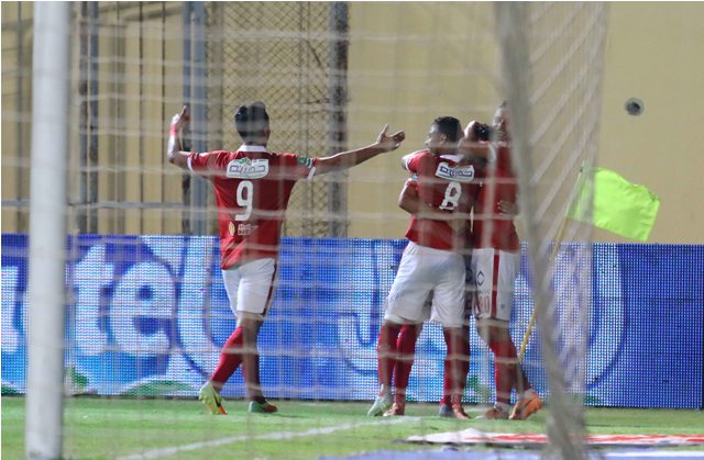 حسام غالي ينفعل علي عاشور في مباراة المقاولون