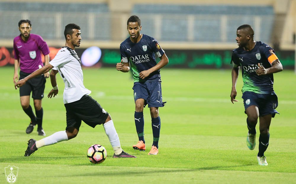 شغب أهلاوي يجبر قائد الطائرة العودة بها الى مدرج المطار