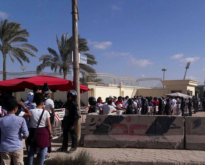 جماهير الزمالك تخضع لتفتيش مشدد قبل دخول ستاد «برج العرب»