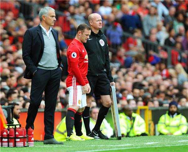 هل تنفذ إدارة مانشستر يونايتد رغبة مورينيو؟