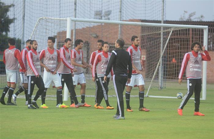 لاعبو المنتخب يصطحبون «أحذية المطر» تحسبآ لهطول الأمطار