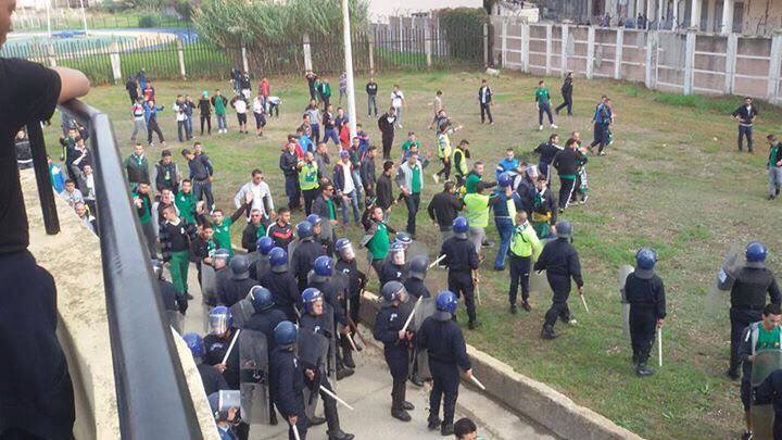 إصابة 18 شرطياً و22 مشجعًا في أحداث شغب بالدوري الجزائري