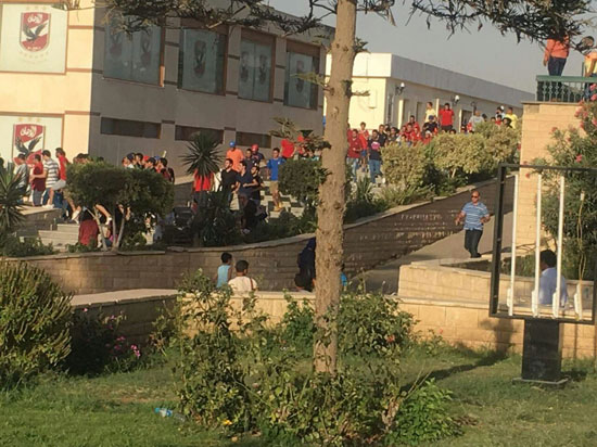 أولتراس أهلاوي يتشاجرون مع حارس الزمالك