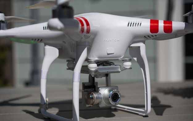 كاميرا طائرة تنقل مباراة القمة