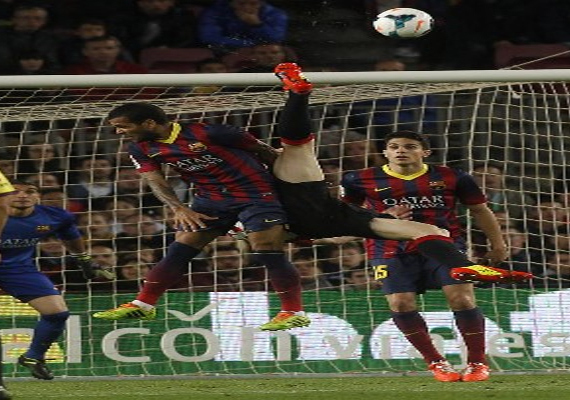 شاهد حارس مرمي يحرز هدف رائع من "دبل كيك" مذهل