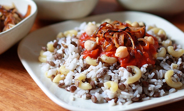 طبق الكشري نار بسبب الدولار