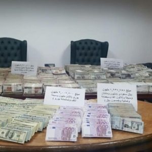 بالصور .. ضبط ملايين الجنيهات والدولارات والعملات الأجنبية بمنزل مسئول