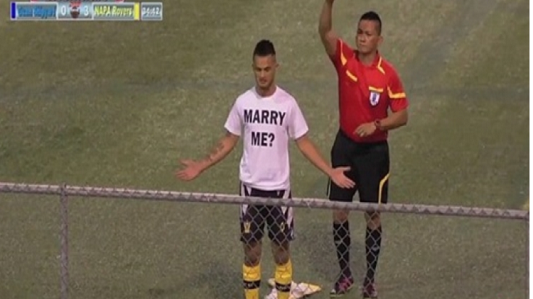 لاعب يطلب الزواج من حبيبته بعد إحرازه هدف