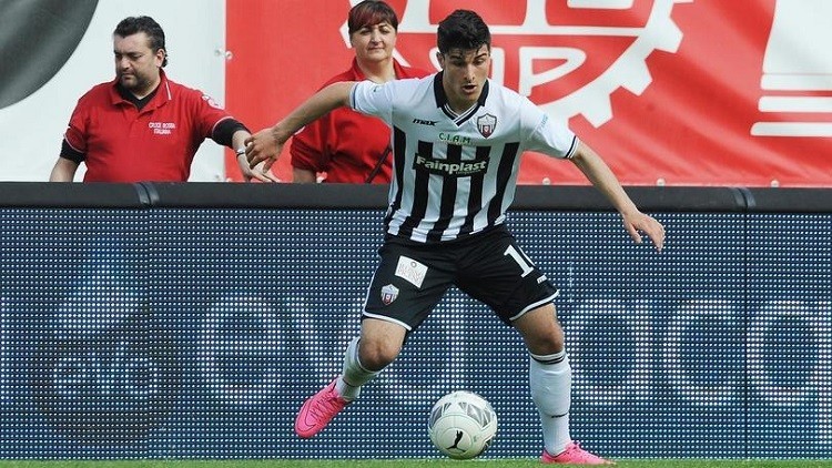 شاهد لاعب إيطالي "حريف أوي" يهين منافسه