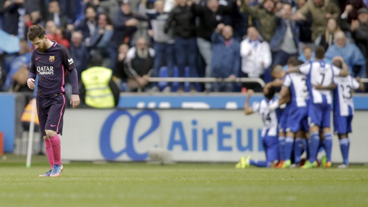 ديبورتيفو لاكارونا يفوز علي برشلونة 2-1 في الدوري الإسباني