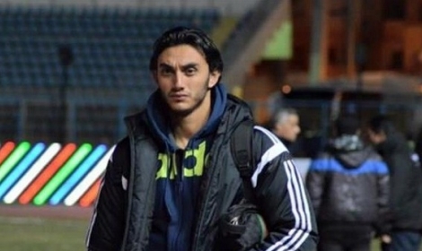 نيبوشا يجتمع مع محمد مجدي ويحفزه قبل مباراة المصري