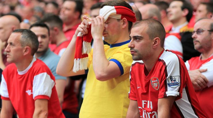 مشجعو أرسنال يحاصرون أوتوبيس اللاعبين بعد الهزيمة أمام بالاس