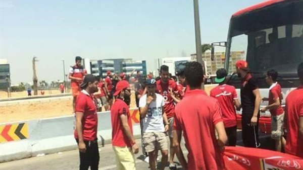 جماهير الأهلي الغاضبة تهاجم اللاعبين: لاعيبة عالة مفيش رجالة