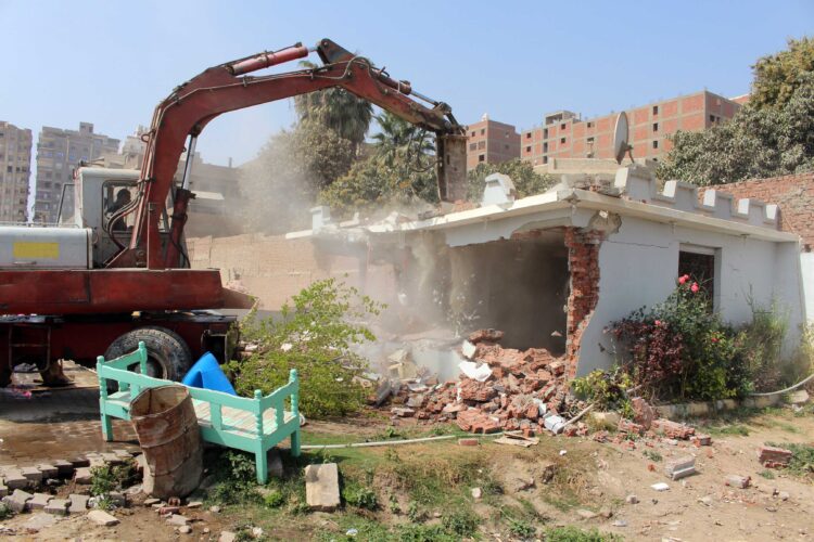 انهيار منزل مكون من 3 طوابق بقنا صباح اليوم