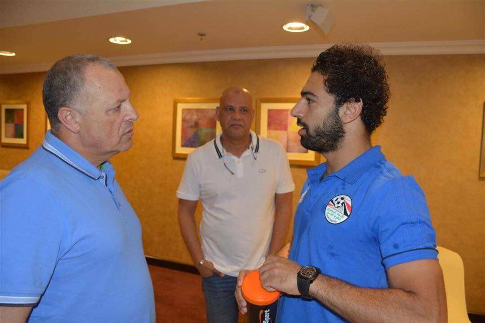 أبو ريدة يتناول الإفطار مع اللاعبين والجهاز الفنى