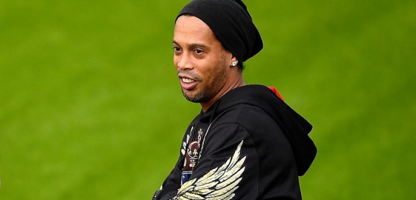 النجم البرازيلي رونالدينيو يصل إلى مطار القاهرة