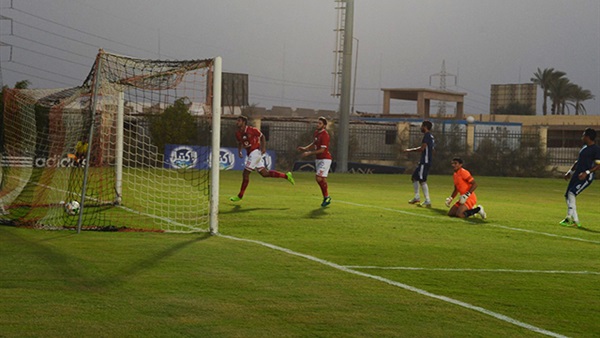 لاعب الأهلي يغادر استاد برج العرب للاطمئنان على والدته