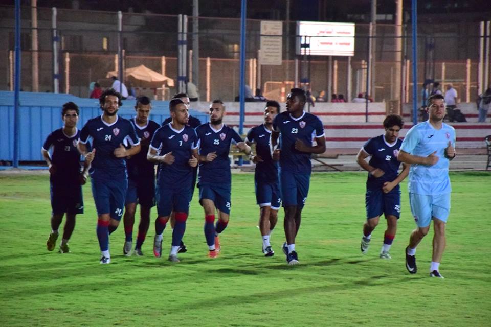 فريق الزمالك يؤدوي صلاة الجمعة في برج العرب