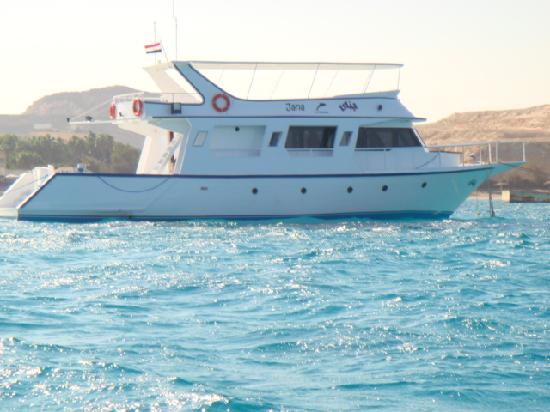 القوات البحرية تنقذ 11 مصريآ من الغرق علي لنش سياحي بالغردقة