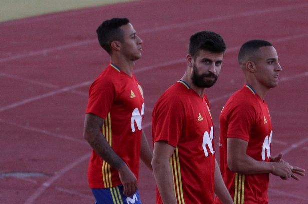 جماهير برشلونة تطالب بيكيه بالاعتزال