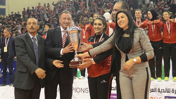 الخطيب يهنئ سيدات طائرة الأهلي بعد التتويج بالبطولة العربية