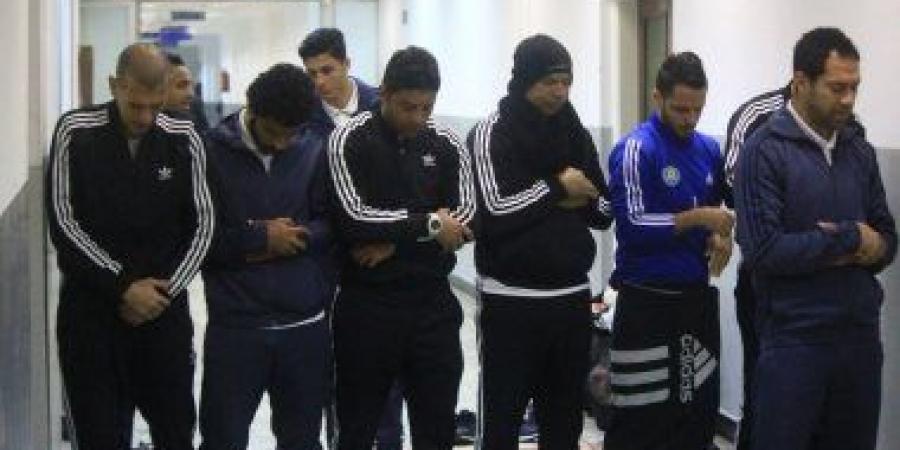 لاعبو الإسماعيلى يؤدون صلاة العشاء في استاد المقاولون