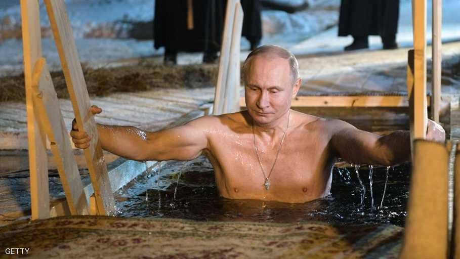 بوتين يغطس في بحيرة متجمدة في سن 65