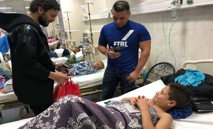 حسام غالي يزور طفل مصاب بالفشل الكلوي بمستشفي أبو الريش