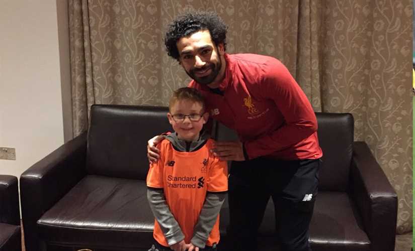 طفل إنجليزي يحلم برؤية محمد صلاح