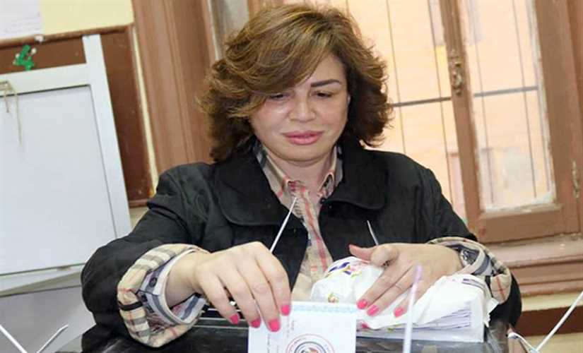 الفنانة إلهام شاهين تدلي بصوتها في الإنتخابات الرئاسية